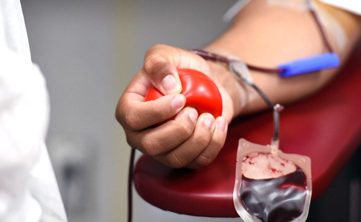 dawca krwi; krwiodawca, szczepienie; donacja krwi, pacjent, centrum krwiodawstwa